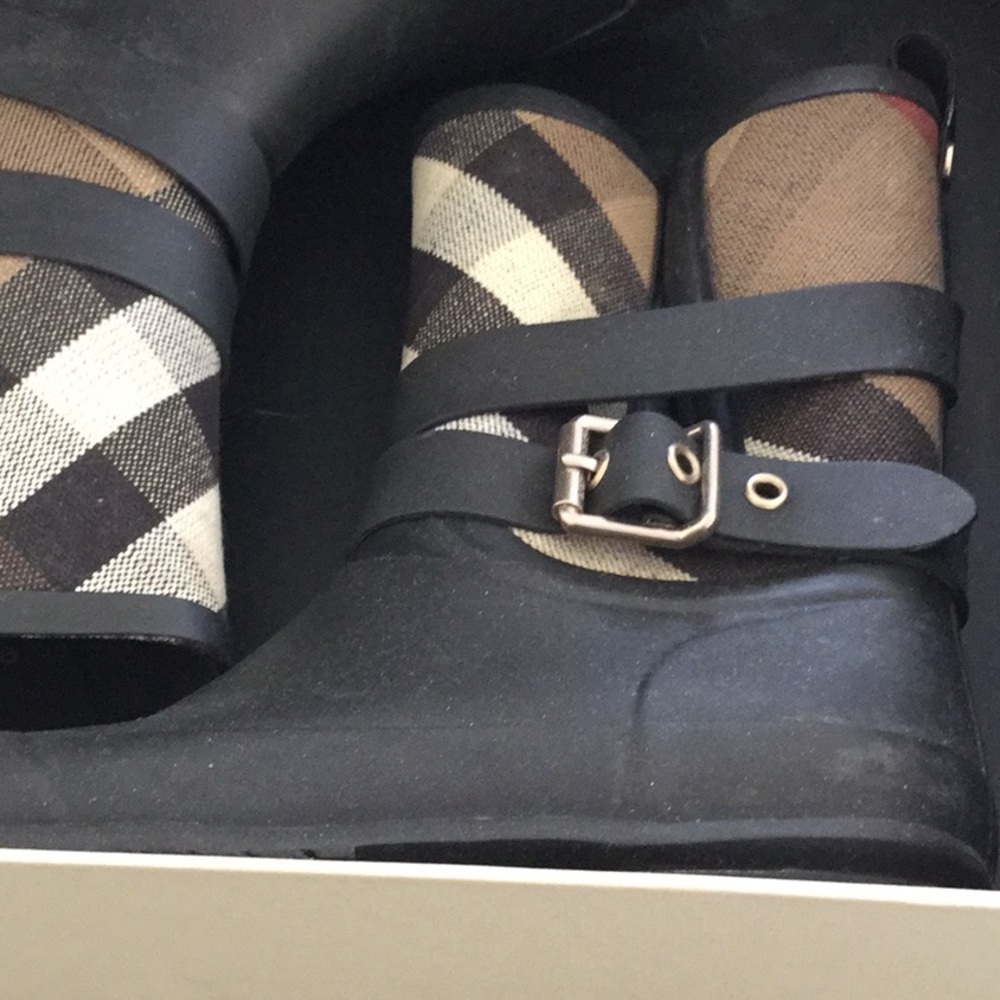 Burberry boots, 38
